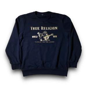 Sjuk True Religion sweater i strl M🐊🙏litet hål vid halsen längst upp men inget som syns😈🙏pris går att diskuteras🚯Mått —>  50cm bredden, 67cm längden