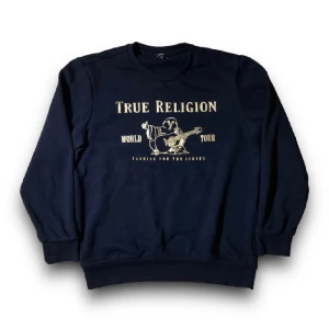 True Religion sweater - Sjuk True Religion sweater i strl M🐊🙏litet hål vid halsen längst upp men inget som syns😈🙏pris går att diskuteras🚯Mått —>  50cm bredden, 67cm längden
