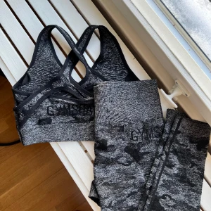 Gymshark camo set -  Supersnygga set från Gymshark, den är i toppskick! (eventuellt märket på benet som spruckit lite i tvätten såsom de brukar)   Tyvärr är kläderna stora för mig därav säljes dem. Båda i storlek M 💘