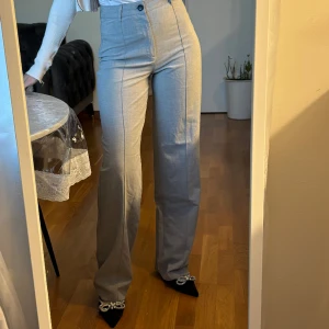 🩶 - Ett par grå byxor från pull&bear. Använt ett par gånger men de är i nytt skick 