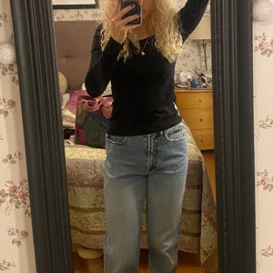 Raka jeans - Säljer straight jeans som är i gott skick, dock met lite slitningar men ser bra ut. Passar någon rund storlek M/38
