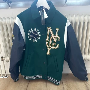 Ny jacka  - S, lappen kvar ny 