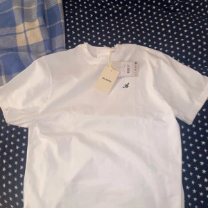 AXEL ARIGATO ”SIGNATURE T-SHIRT” - Tjenare! Säljer nu min helt nya Axel Arigato ”Signature T-shirt”. Fick den i födelsedagspresent men den var lite stor på mig och tyvärr har bytesrätten gått ut. Storlek S. Nypris 900kr men säljer för 600kr, oanvänd. 