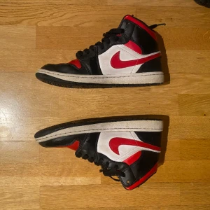 Jordans i storlek 42,5, riktigt snygga men kan vara lite smutsiga på sulan och ytterst lite på sidan. Säljer för att det inte passar längre. Skriv om du har några frågor. - 42,5 