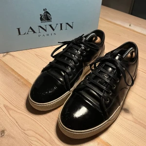 Lanvin skor - Säljer mina lanvin skor då de inte passar längre. Box tillkommer med skorna men ingen dustbag. Kan gå med på billigare pris vid snabb affär!
