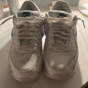 Nike air max - Säljer att par Nike air Max 90s. Väldigt bra skick men lite smutsiga på framsidan men går änklet att ta bort. Säljer för de kommer inte till användning.