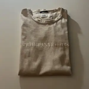 Cp company T-shirt i bra skick nypris 1100 mitt pris 400