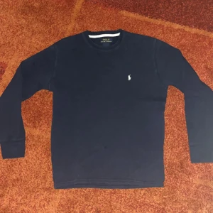 Polo Ralph Lauren Långärmad - Polo Ralph Lauren sweatshirt som inte kommer till användning längre.  Väldigt fint skick och inte många gånger använd.  Mörkblå med vitt märke, jättefin.  Tröjan passar S samt XS, lite liten i storleken