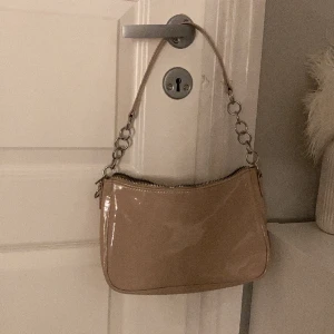 En beige fläckfri fin väska går att ha till mycket ❤️ - Den är i storlek för det mästa mobil plånbok osv…  