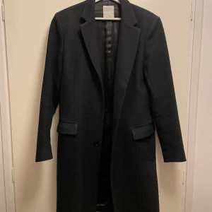 Sandro Paris coat - Fin rock från Sandro Paris, i en väldigt mörkblå färg. Rocken är använd men i fint skick. En av knapparna har jag råkat dra av, därav priset. Knappen finns däremot kvar och kan lätt sys tillbaka hos skräddare. 