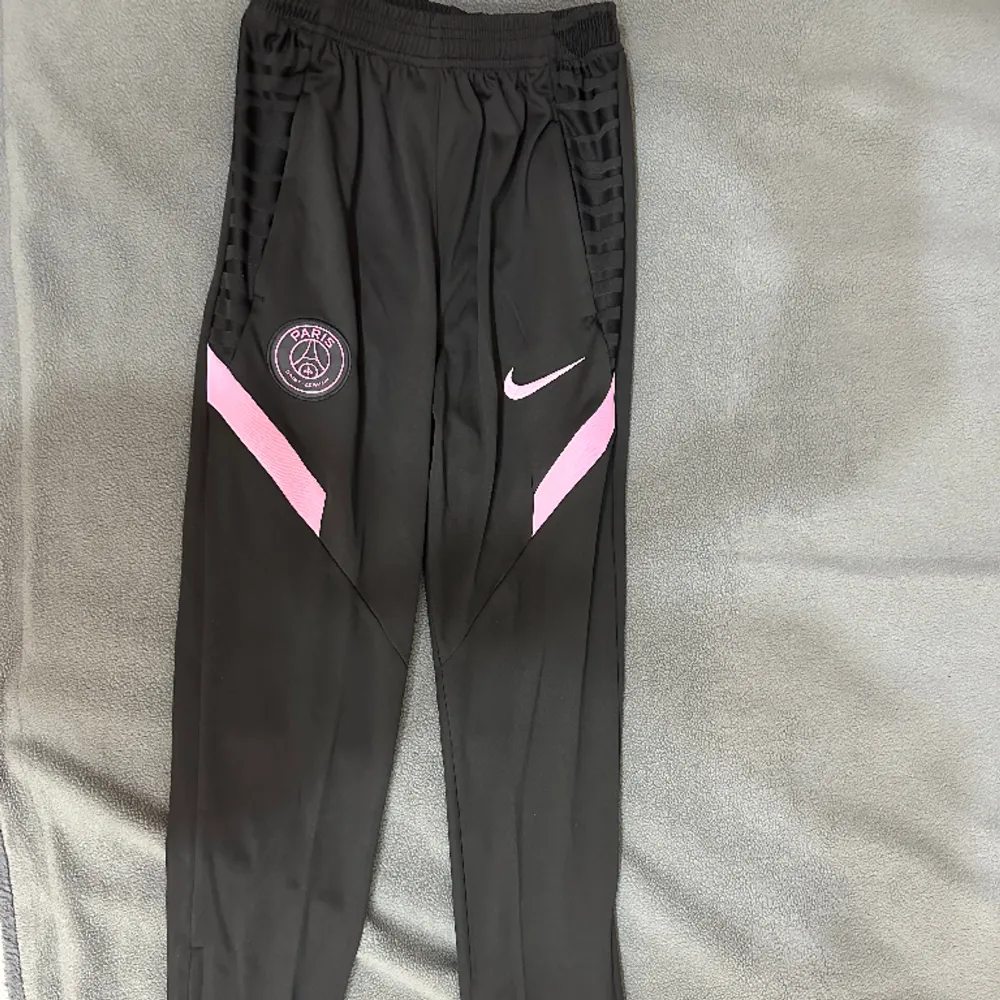 Svar/rosa PSG byxor, skön kvalitet. Strech material. Skicket på de är 10/10. Knappast använda. Säljer pågrund av för lite storlek.. Jeans & Byxor.