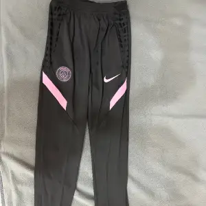 Svar/rosa PSG byxor, skön kvalitet. Strech material. Skicket på de är 10/10. Knappast använda. Säljer pågrund av för lite storlek.