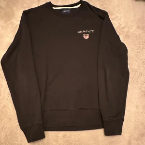 Gant tröja - Säljer min älskade Gant tröja, försöker bli av med så mycket som möjligt! Pris går att diskuteras, står ej för frakt!