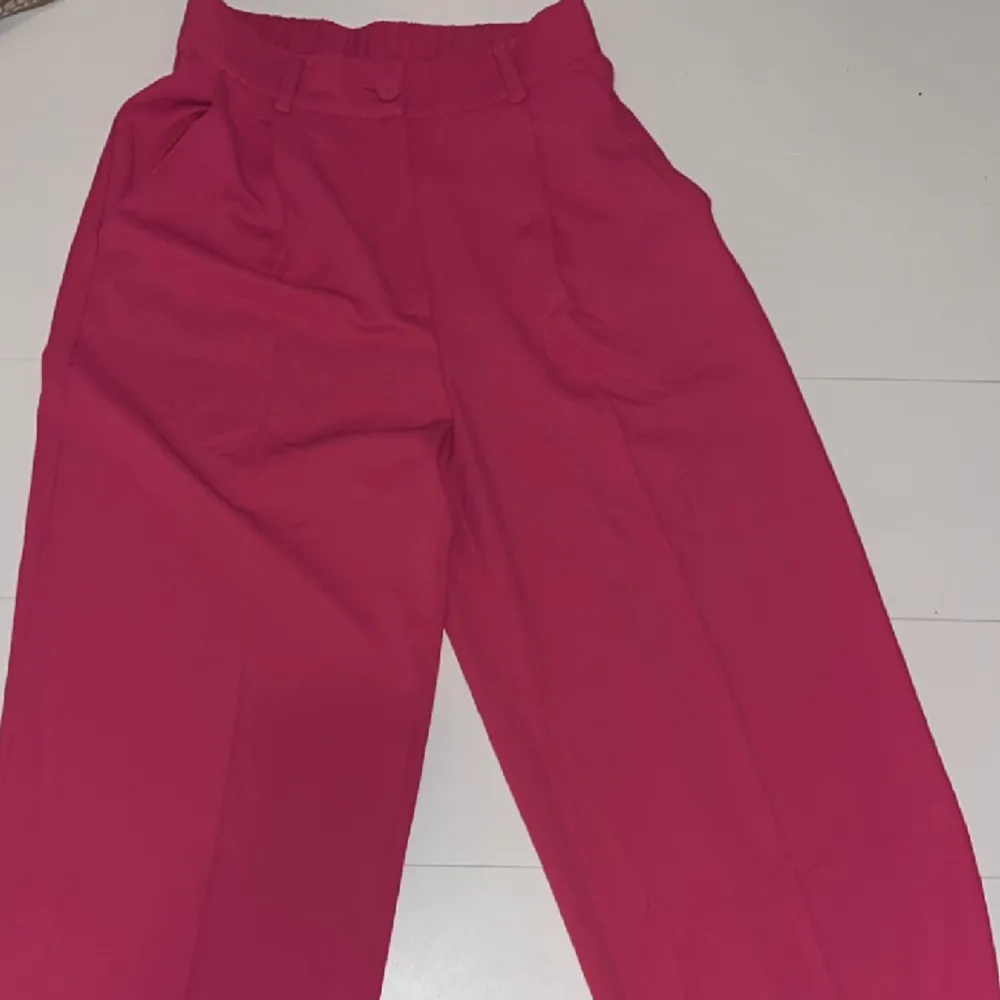 Rosa kostymbyxor från sisterpoint💞Aldrig använda bara hängt i en garderob i månader. Nypris 699kr. Jeans & Byxor.