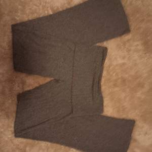 Lågmidjade/bootcut leggings som är ribbade, ifrån Gina Tricot. Säljer pga fel storlek.🩶