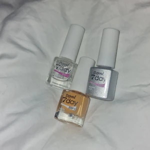 Nagelkit - Oanvända och helt nya, allt du behöver för att göra fina naglar.  Base coat, top coat samt 1 färg🦋 Behövs ingen uvlampa!