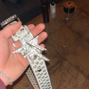Lukamachain bätle - Fett bälte från lulamachain. Bältet har rhinestones på sig och alla sitter kvar. Inga defekter endast använda i ca 1 månad. Färgen är vit. Skick 8/10 nypris runt 1000 kr. Hör av er vid fler funderingar eller bilder! Mvh Hugo 