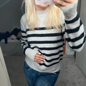 Randig stickad  - Säljer även denna randiga stickade tröja från H&M, samma modell och storlek som den svartvita! Även denna lite smått nopprig❤️