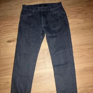 J.Lindeberg jeans slim - Hej, säljer dessa riktigt sköna paret jeans från J.Lindeberg! Strl 31/30 väldigt små i strl skulle passa 28/29 bättre  •nypris 1400kr •mitt pris 269kr Släpper dom till ett super pris pga strl Kom pm vid intresse eller frågor!😊