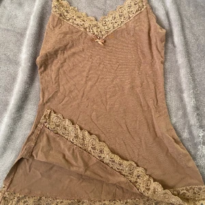 topp - En längre topp som är använd ett fåtal gånger. Jag skulle själv vilja beskriva det som ett nattlinne som sitter otroligt fint!😍 Säljer då den inte kommer till användning. Kan skicka fler bilder om det så önskas! ✨stretchigt och mjukt material