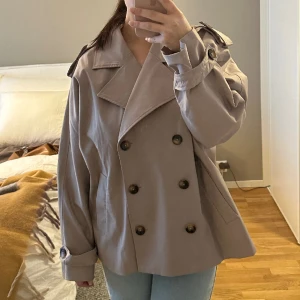 Trenchcoat - Kortare oversize trenchcoat, i jättebra skick!