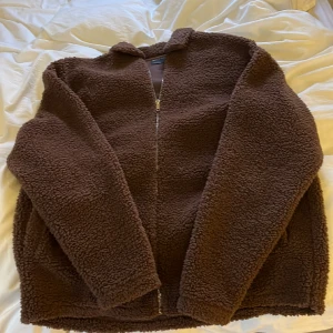 Fleece - Brun fleece från Asos som inte används längre. Använd fåtal gånger. Storlek S. Fråga gärna om fler bilder
