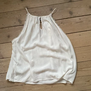 Blus - Blusen är superskönt och i ett bra skick, jag har skälv inte någon andvändning av blusen.  Storlek xs/s  EUR 36 UK 8 CN 165/84A