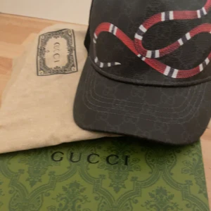 Gucci keps Snake  - Hej, kepsen är i storlek M och har inte använts, bara testat den. Box och påse medföljer. 