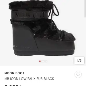 Moon Boots MB ICON LOW FAUX FUR BLACK i storlek 39/41. Nypris är ca 3000kr, har använt de 1 gång men har hittat andra skor jag vill ha istället. 