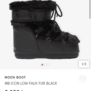 Moon boots - Moon Boots MB ICON LOW FAUX FUR BLACK i storlek 39/41. Nypris är ca 3000kr, har använt de 1 gång men har hittat andra skor jag vill ha istället. 