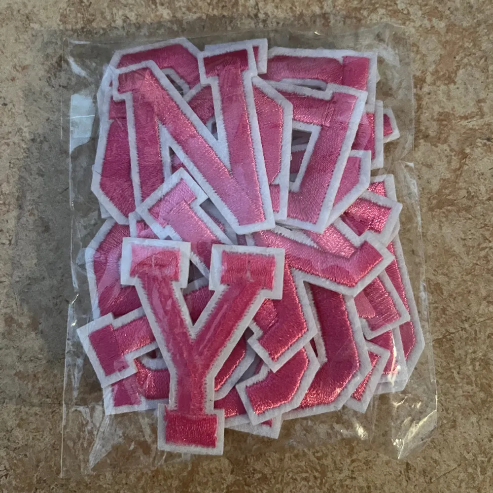 Hela alfabetet i tygmärken!! Perfekt till ovven inför vårterminens inspark eller diverse DIY projekt:) Har totalt 2st alfabet så om man behöver dubbla bokstäver kan ett paketpris framförhandlas. . Muu.