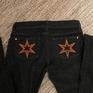Lågmidjade jeans - Jätte snygga lågmidjade jeans med snygga detaljer som tyvärr är för korta för mig. Bra skick, skulle passa någon under ca 166❤️