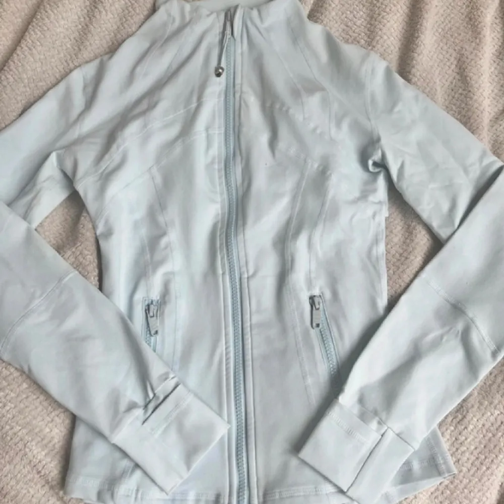 Jag säljer en super fin define jacket ifrån Lululemon. Den är ljusblå och väldigt lite använd. Storlek 2 och passar mig bra som brukar ha s vanligtvis. . Hoodies.