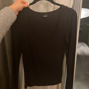 Tröja - Brun röja med slits vid ärmarna från ginatricot i soft toch kollektionen.