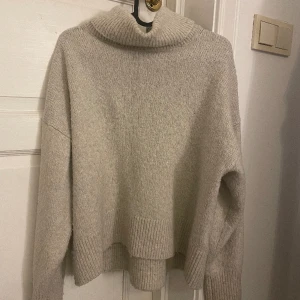 Stickad tröja H&M - Fin stickad tröja från H&M Storlek S Nyskick!