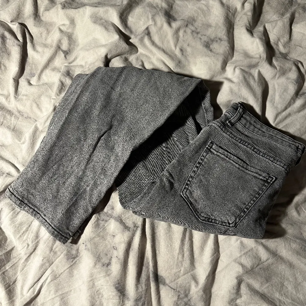 Snygga gråa jeans. Säljer då jag inte använder. Storlek 34 från Madlady.. Jeans & Byxor.