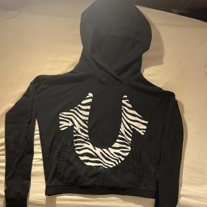 true religion hoddie  - Jättefin, inga skador och aldrig använd av mig🦓💋 står att det är storlek XS men tror också den hade passat för S💗 Priset kan diskuteras om det behövs🩷