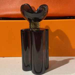 Oscar de la Renta - 100ml, Eau de Parfym. Full flaska endast testad. Stått svalt och mörkt. En blommig doft med kryddiga toner.