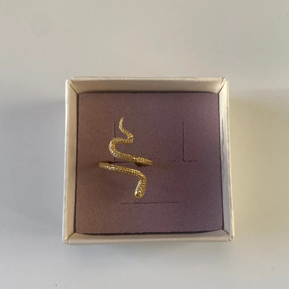 Säljer denna coola orm ringen som tyvärr inte kommer till användning💗 Ringen är justerbar, så du kan lätt ändra storleken själv. Köparen står för frakt. . Accessoarer.