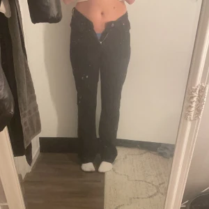 Bikbok midwaistet jeans  - Dessa byxor har tyvärr blivit för små för mig… men var mina favvojeans förr, dock sparsamt använda då jag föredrar att ha kostymbyxor. Kom privat för frågor💕