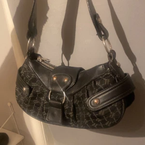 Liten axelväska från Urban Outfitters - Säljer denna handväska man har över axeln, är från urbanoutfitters! Köpt för ca 500kr, bra skick men använder inte längre då de inte riktigt e min stil längre!