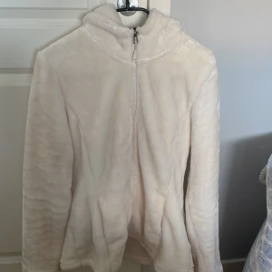 Vit tjocktröja - Säljer en vit mjuk tjocktröja som är ganska varm av sig. Knappt använd men har ett litet hål uppe på axeln men inget som syns🩷