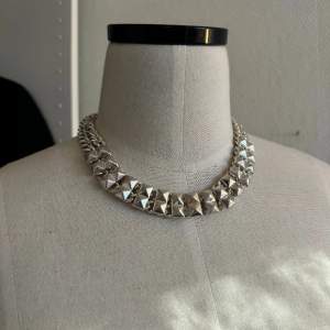 Silver halsband med nitar🩶  Använt fåtal gånger🫶 skriv till mig om fler bilder önskas🥰