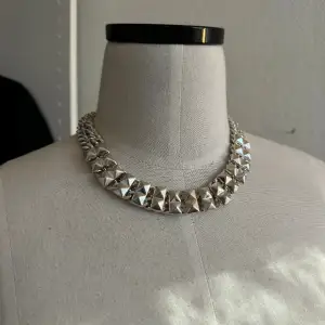 Silver halsband med nitar🩶  Använt fåtal gånger🫶 skriv till mig om fler bilder önskas🥰