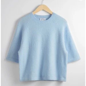 Blå tröja i alpacka - Otrolig tröja, men kommer inte till användning. Bra skick!  Jag är normalt en XS men har L i tröjan, se på bilderna hur den sitter.