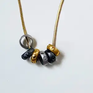 Vackert halsband med ringar  Okänt material- stämplat 18k men är troligen inte guld 