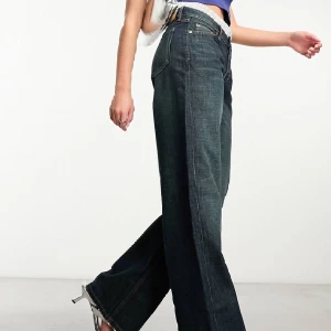 Weekday ample jeans - Ample low loose jeans i swamp blue. Supersnygga jeans från weekday använda ca 2 gånger så de är i nyskick. Säljer pga lite för tajta på mig. De går ned till golvet på mig som är 178 cm. Köpta för 500kr.