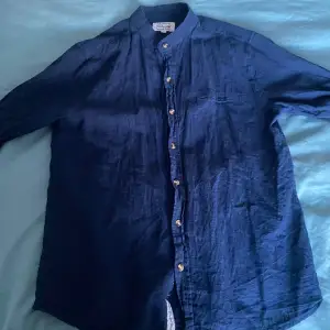 Mörkblå skjorta med korta ärmar i stl M. Inga fläckar och fint skick. Säljer för 80kr