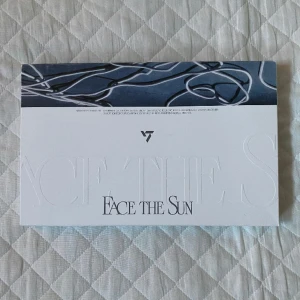 SEVENTENN Face The Sun - Photo book, post card, lyric book, oanvänd highlight penna, fyra photo cards, CD och stickers. Köpt för 350kr.