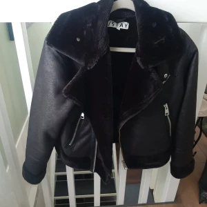 Jacka - En vinterjacka som är jätte varm och har anvaänt den mågra få gånger 